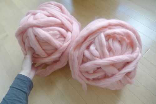 Объемный коврик крючком-клубки замотаны