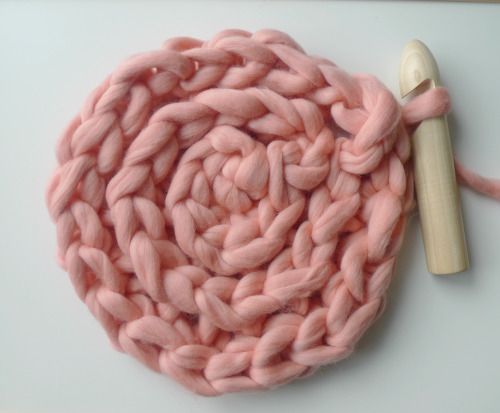 Объемный коврик крючком полустолбиками с накидом