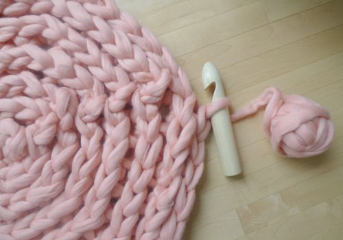 Объемный коврик крючком-продолжите плетение